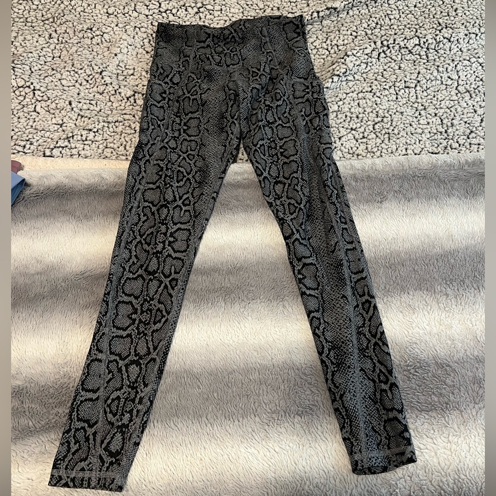 Women’s leggings, very stretchy, snake skin pattern, size M